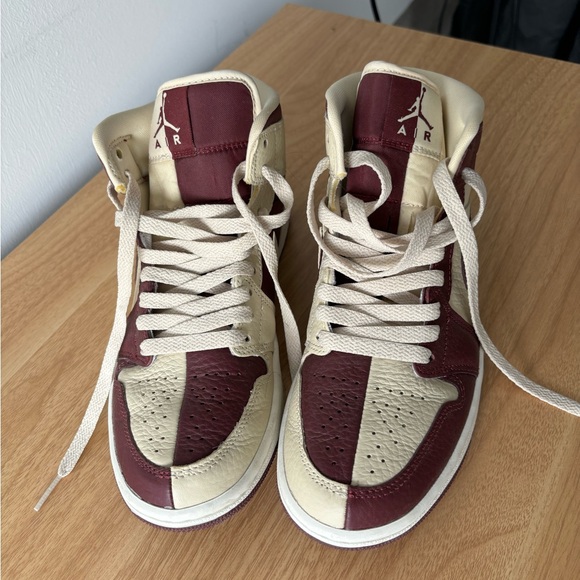WMNS AIR JORDAN 1 MID SE(Beach/Cherrywood RedSail Plage/Voile/Cerise Bois Rouge) - Picture 3 of 6